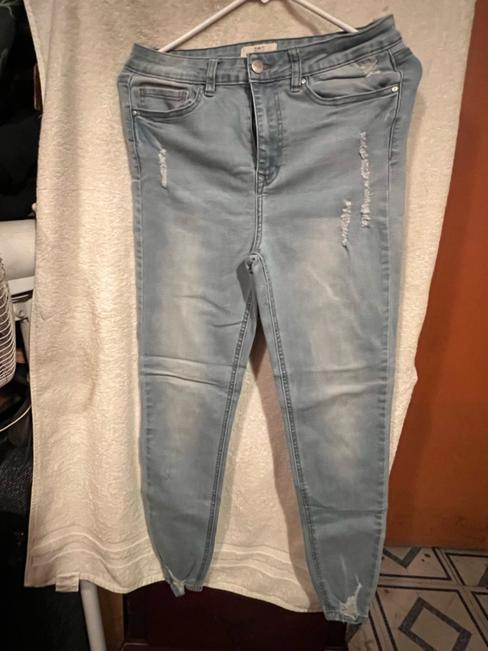 Women's Light Wash Skinny Jeans with Distressed Detail